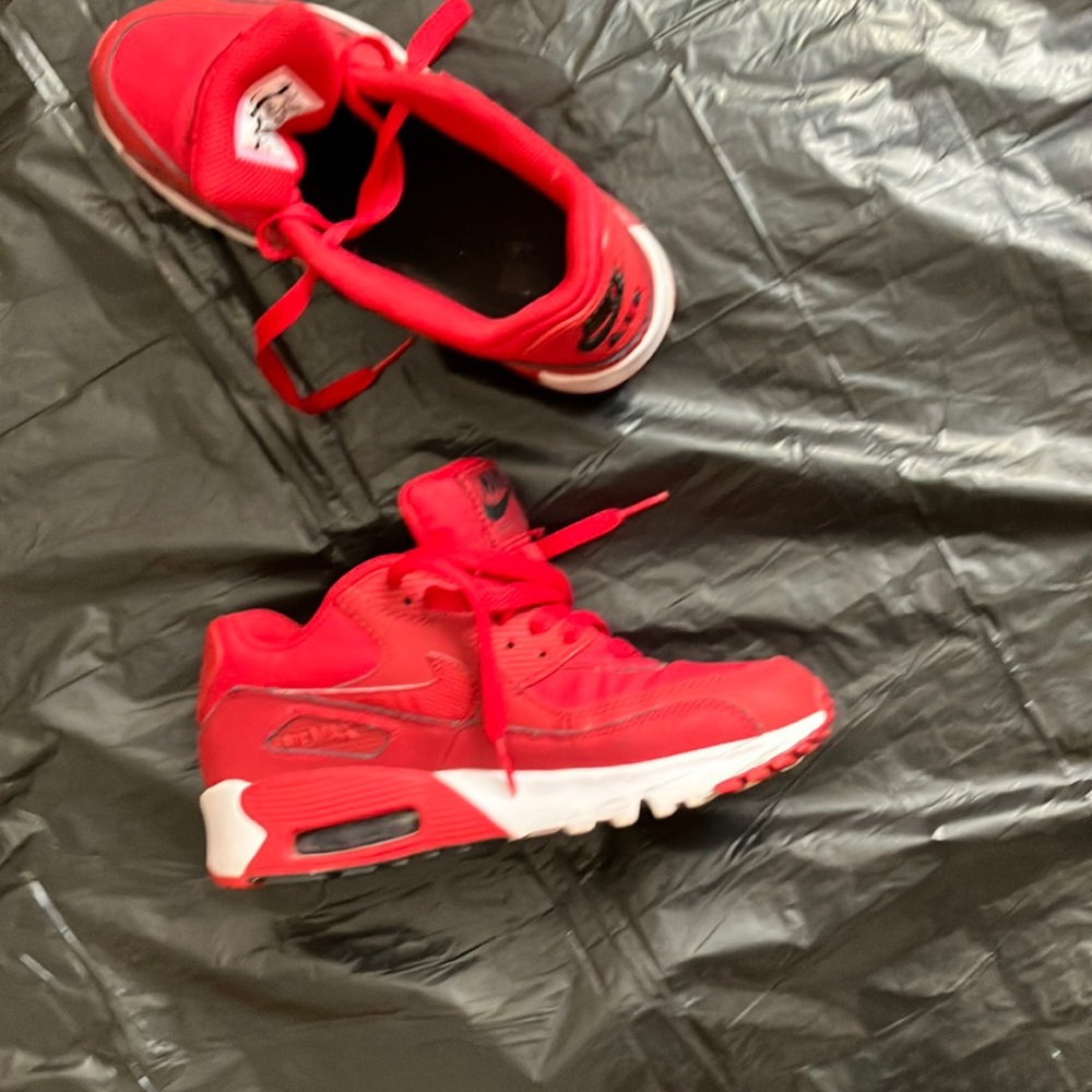 Great status with minimal use bright red excellent color size 4Y